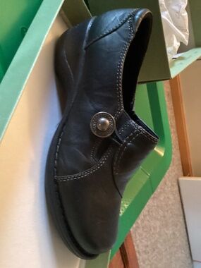 Clarks women’s black shoes 7.5W Azlyn Black leather slip on loafer shoes